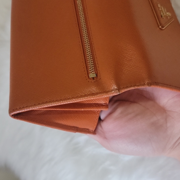 PRADA - Picture 4 of 16